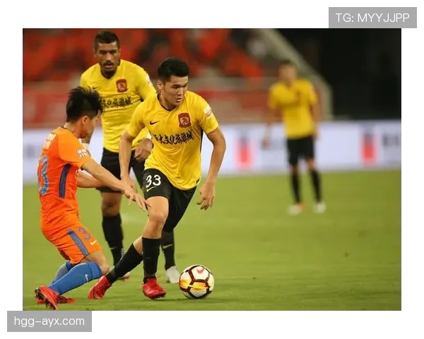 加亚边后卫风格解析：攻守均衡表现稳健